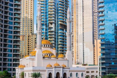 Dubai Marina ve Mohammed Bin Ahmed Almulla Mosque modern konut mimarisi, Birleşik Arap Emirlikleri.