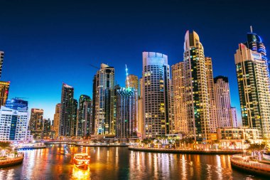 Dubai Marina, Birleşik Arap Emirlikleri modern konut mimarisi. Gece şehir silüeti.