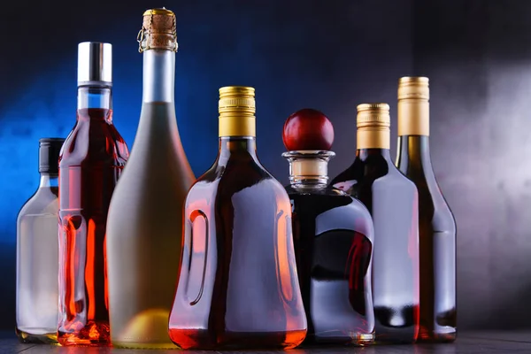 Бутылки различных алкогольных напитков . — стоковое фото