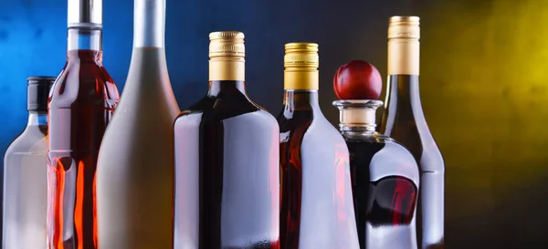 Garrafas de bebidas alcoólicas variadas . — Fotografia de Stock