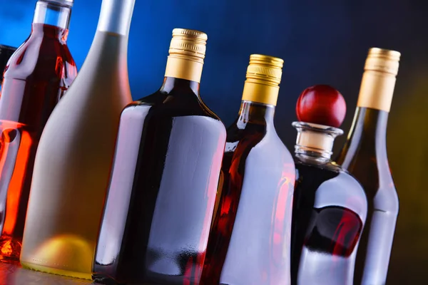 Flessen van diverse alcoholhoudende dranken. — Stockfoto