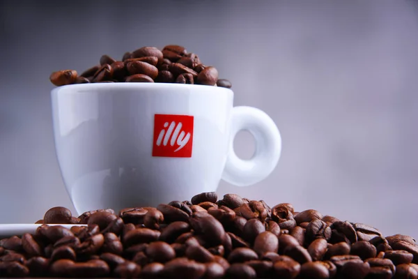 Composição com xícara de café Illy e grãos — Fotografia de Stock