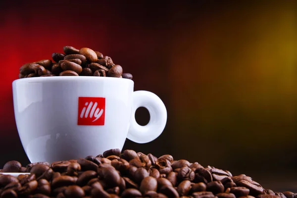 Composição com xícara de café Illy e grãos — Fotografia de Stock