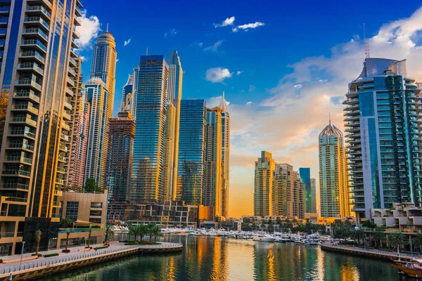 Modern residential architecture of Dubai Marina, UAE — Stock Photo, Image