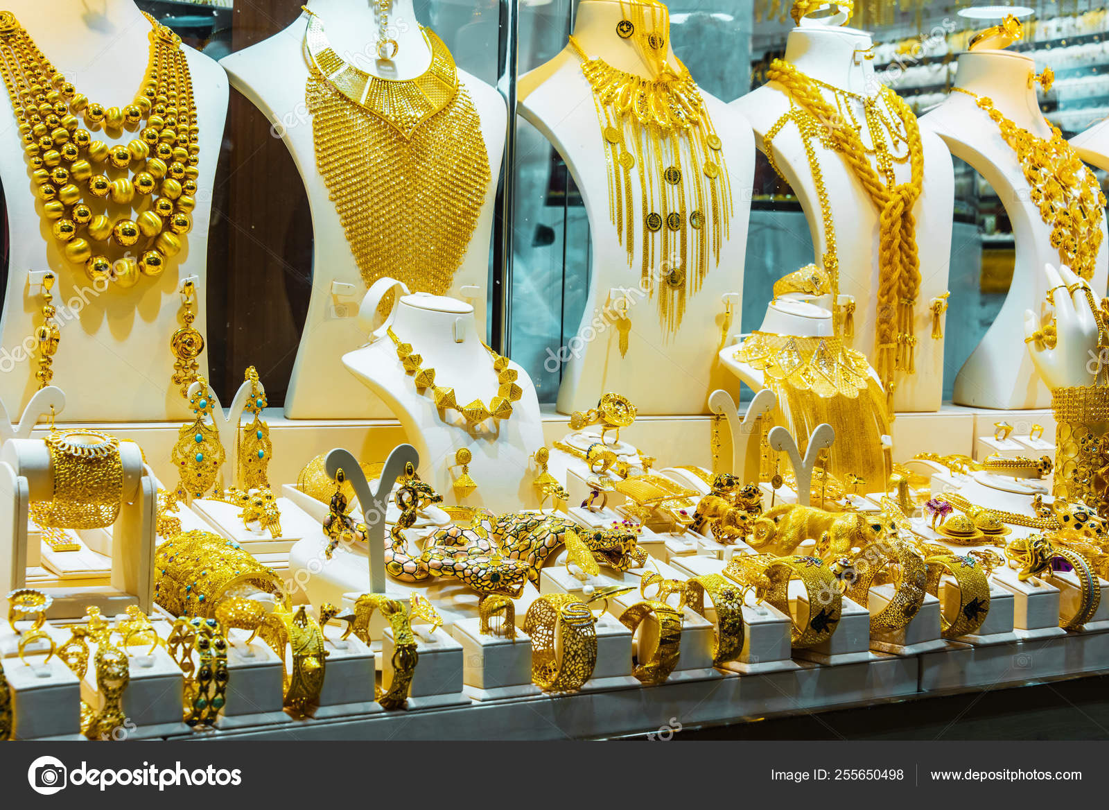 迪拜黄金市场珠宝店的橱窗—— 库存社论照片© monticello #255650498
