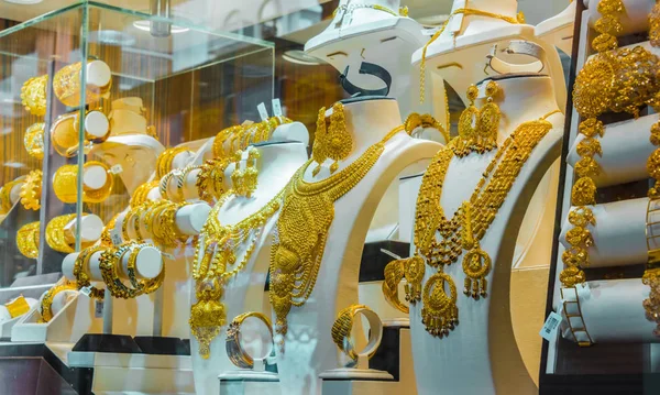 迪拜黄金市场珠宝店的橱窗 — 图库照片