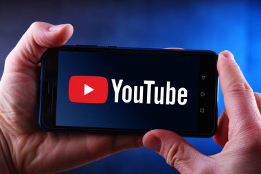 YouTube logosu gösteren Hands tutarak akıllı telefon