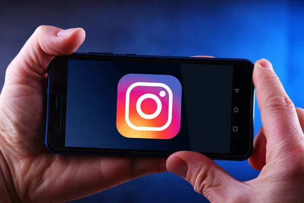 Ręce, trzymając smartfon Wyświetlanie logo Instagram — Zdjęcie stockowe