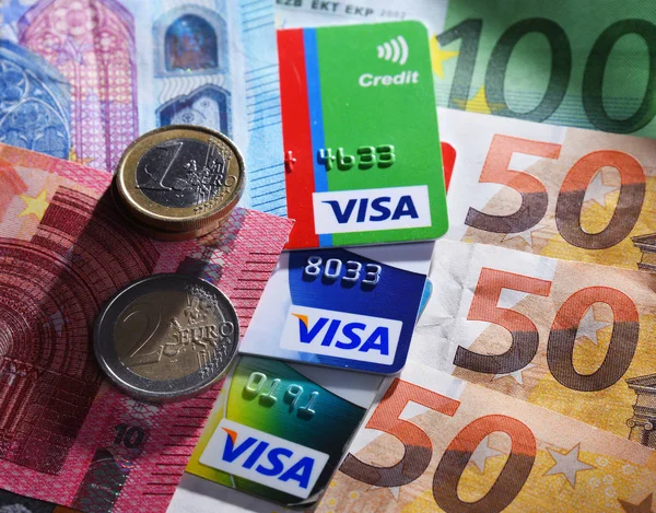 ユーロ通貨とビザのクレジットカード — ストック写真