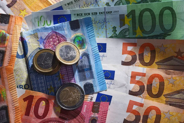 Composizione con banconote e monete in euro — Foto Stock