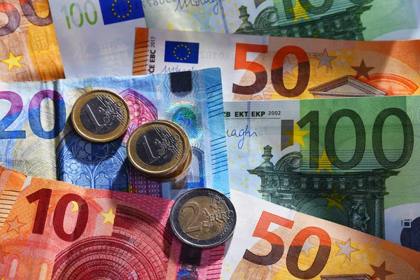 Композиция с банкнотами и монетами евро — стоковое фото