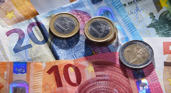 Samenstelling met euro bankbiljetten en-munten — Stockfoto