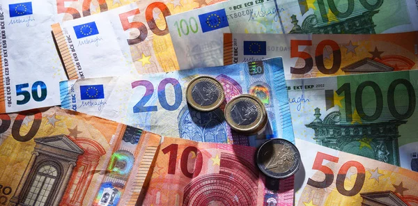 Zusammensetzung mit Euro-Banknoten und -Münzen — Stockfoto