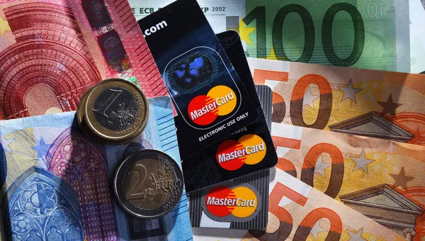 Euro moeda e cartão de crédito de Mastercard — Fotografia de Stock
