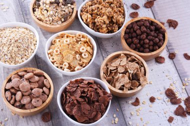 Farklı kahvaltı tahıl ürünleri çeşitleri ile kase