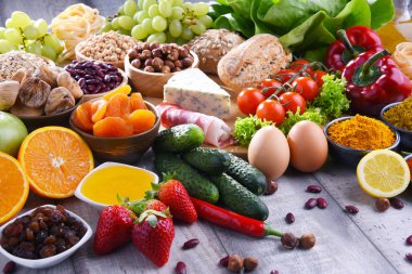 Masanın üzerinde çeşitli organik gıda ürünleri