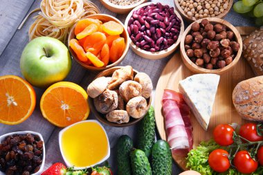 Masanın üzerinde çeşitli organik gıda ürünleri