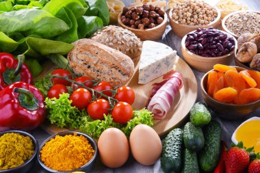 Masanın üzerinde çeşitli organik gıda ürünleri