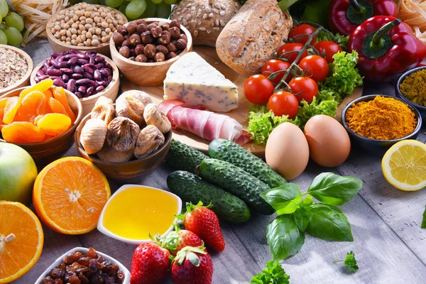 Diverse biologisch voedselproducten op de tafel — Stockfoto