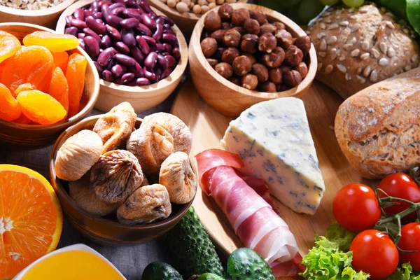 Válogatott bioélelmiszerek termékek az asztalon — Stock Fotó
