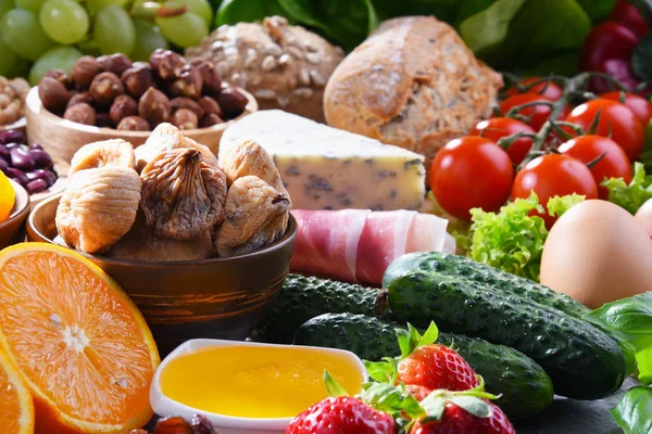 Prodotti alimentari biologici assortiti in tavola — Foto Stock