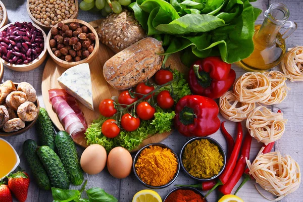 Diverse biologisch voedselproducten op de tafel — Stockfoto