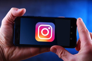 Smartphone Instagram logo görüntüleme holding eller