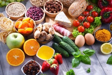 Masanın üzerinde çeşitli organik gıda ürünleri