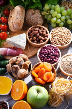 Masanın üzerinde çeşitli organik gıda ürünleri