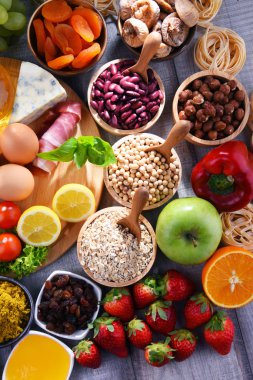 Masanın üzerinde çeşitli organik gıda ürünleri