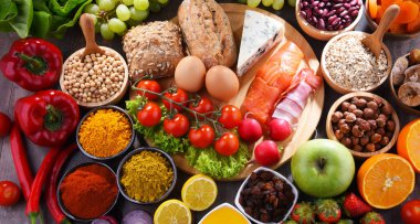 Masanın üzerinde çeşitli organik gıda ürünleri