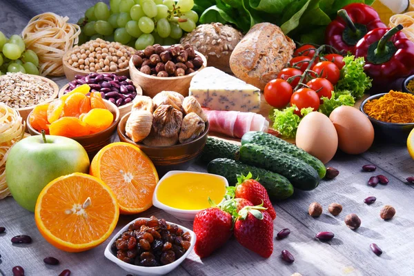 Surtido de productos alimenticios orgánicos sobre la mesa —  Fotos de Stock