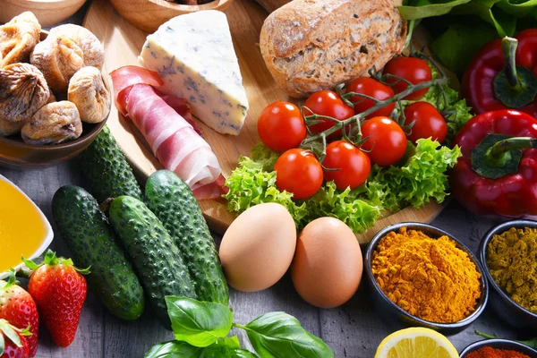 Różne produkty organiczne jedzenie na stole — Zdjęcie stockowe