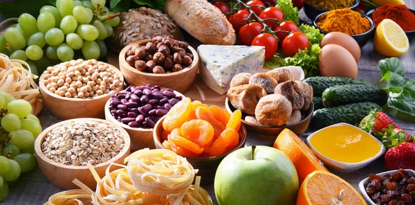 Prodotti alimentari biologici assortiti in tavola — Foto Stock