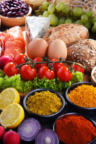 Асорті органічних продуктів харчування на столі — стокове фото