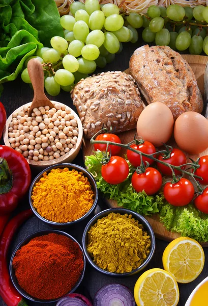 Diverse biologisch voedselproducten op de tafel — Stockfoto