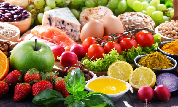Diverse biologisch voedselproducten op de tafel — Stockfoto