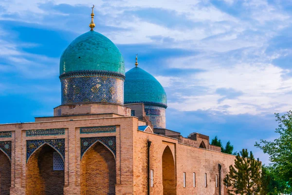 Архітектура площі Хаст Імам у Ташкенті, Узбекистан — стокове фото