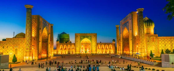 Registan, een oude openbare plein in Samarkand, Oezbekistan — Stockfoto