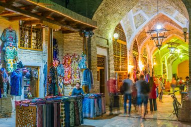 Buhara Tarihi Merkezi, Özbekistan'da akşam sokak satışları