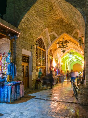 Buhara Tarihi Merkezi, Özbekistan'da akşam sokak satışları