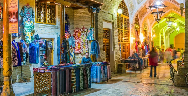 Evening street sales in Historic Centre of Bukhara, Uzbekistan — Stock Photo, Image