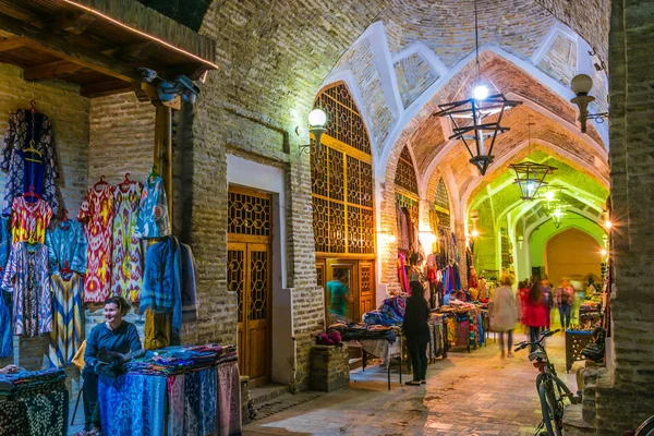 Evening street sales in Historic Centre of Bukhara, Uzbekistan — Stock Photo, Image