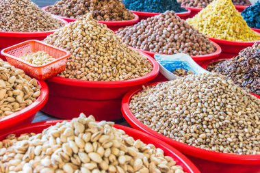 Taşkent'teki Chorsu Çarşısı'nda kuru gıda ürünleri satıldı