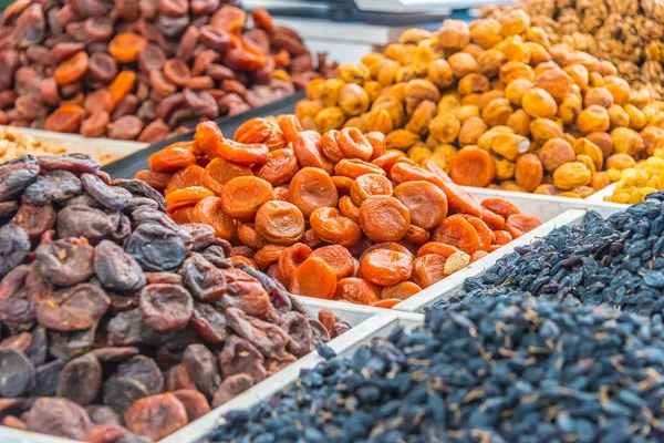 Sušené potravinářské výrobky prodávané v Chorsu Bazaar v Taškentu — Stock fotografie