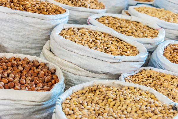 Productos alimenticios secos vendidos en el Chorsu Bazaar en Tashkent —  Fotos de Stock