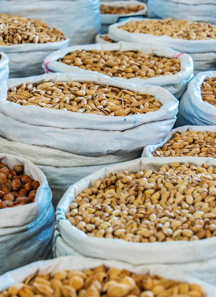 Productos alimenticios secos vendidos en el Chorsu Bazaar en Tashkent —  Fotos de Stock