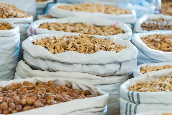 Prodotti alimentari secchi venduti al Chorsu Bazaar di Tashkent — Foto Stock
