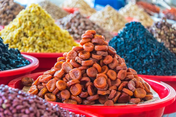 Produtos alimentares secos vendidos no Bazar Chorsu em Tashkent — Fotografia de Stock