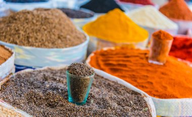 Taşkent'teki Chorsu Çarşısı'nda satılan baharatlar ve kurutulmuş ürünler